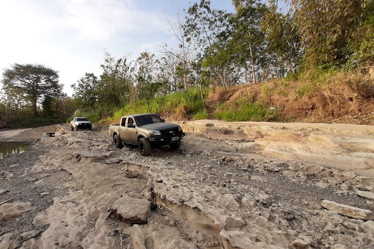 Mobil 4X4 Menuyusuri Sungai Oya yang Mengering di Kabupaten Gunungkidul, Yogyakarta