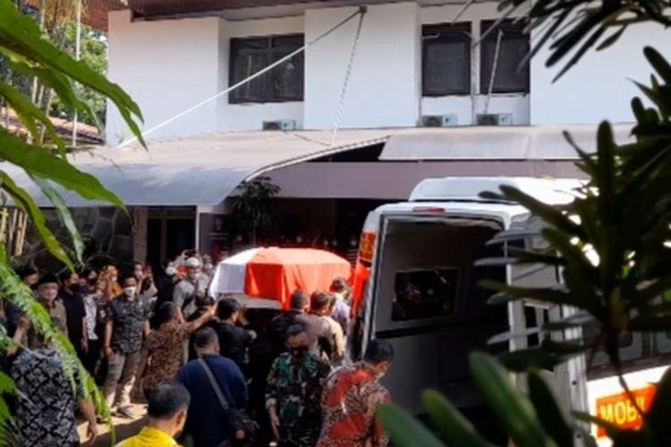 Jenazah Menpan-RB Tjahjo Kumolo tiba di rumah dinas Jalan Widya Chandra IV Nomor 22 Jakarta Selatan, Jumat (1/7/2022).