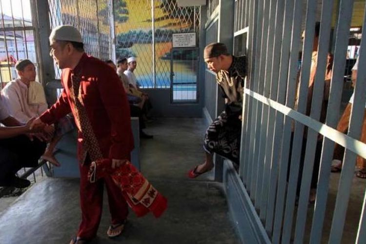 Warga binaan bersiap menjalankan ibadah Shalat Idul Fitri di Lembaga Pemasyarakatan (Lapas) Kelas IIA Pontianak, Kalimantan Barat, Rabu (6/7/2016). Ada lebih dari 450 warga binaan yang ada di lapas ini, Sebanyak 293 orang di antaranya mendapat remisi khusus hari besar keagamaan.