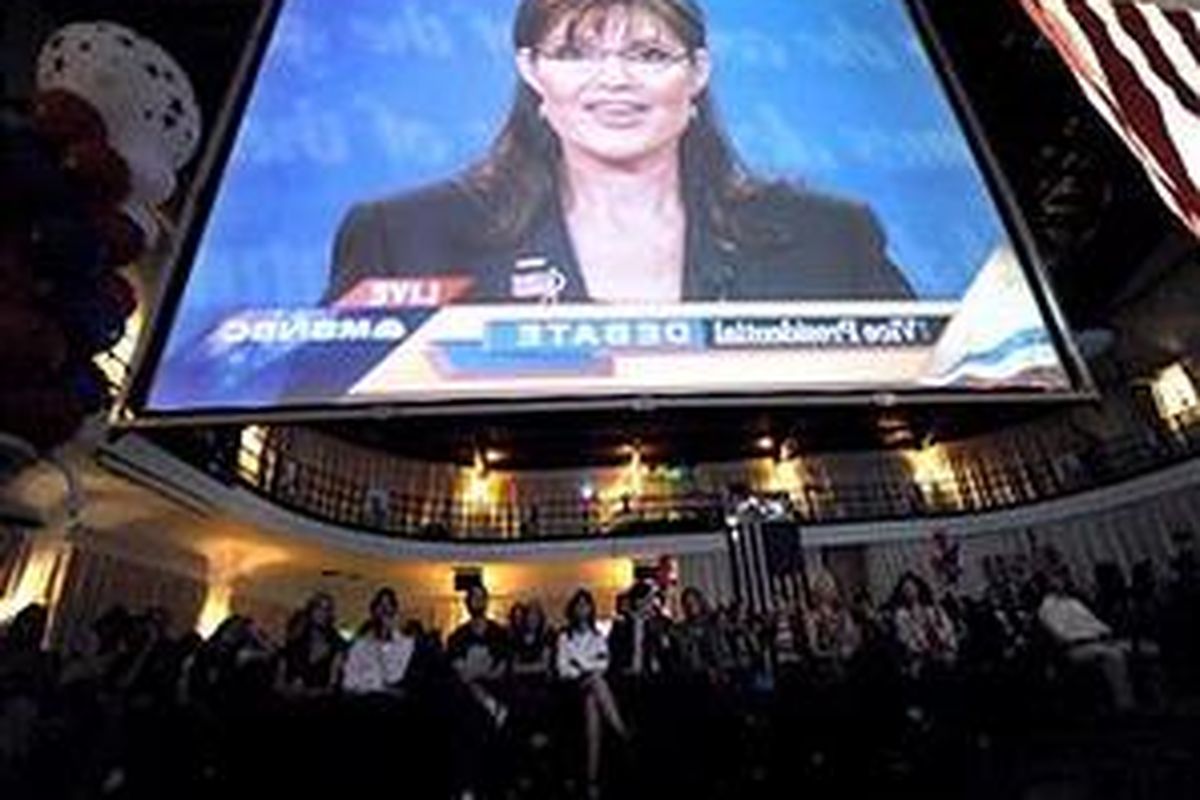 Para pendukung Demokrat menyaksikan debat lewat tayangan televisi antara cawapres Republik Sarah Palin dan cawapres Demokrat Joseph Biden di Social Hollywood, Los Angeles, 2 Oktober 2008. 