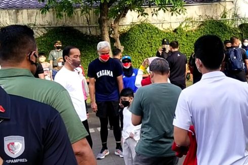 Presiden Jokowi Jalan Santai di CFD Solo, Warga: Pak, Boleh Foto? 