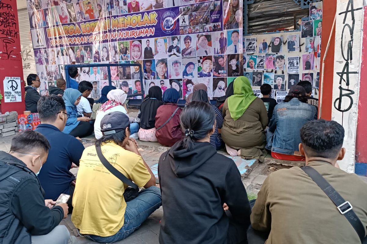 Puluhan keluarga korban Tragedi Kanjuruhan menggelar tahlil bersama di pintu 13 Stadion Kanjuruhan, Sabtu (3/6/2023).