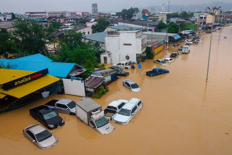 Foto dari atas yang diambil pada 26 November 2025 menunjukkan banjir merendam kendaraan di Hat Yai, Provinsi Songkhla, Thailand selatan setelah hujan deras selama berhari-hari. Puluhan ribu orang di Thailand mengungsi, jalan-jalan terendam, rumah-rumah terendam, dan setidaknya 34 orang tewas, kata pihak berwenang pada 26 November.
