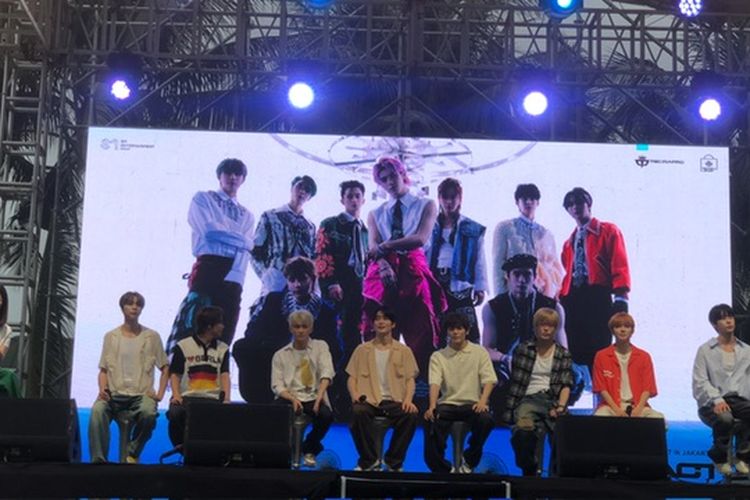 NCT 127 di acara Fast Check Face To Face Album Sign Event in Jakarta di Sunset Beach, Beach City International Stadium, Ancol, Jakarta Utara pada Jumat (8/12/2023). 