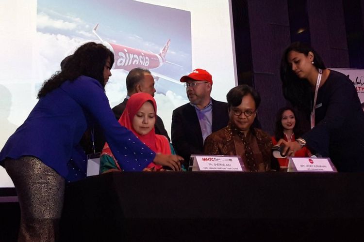 Direktur Utama AirAsia Indonesia Dendy Kurniawan dan CEO Malaysia HealthCare Travel Council (MHTC) Sherene Azli saag penandatanganan perjanjian kerja sama di Kuala Lumpur, Sejin (3/9/2018).