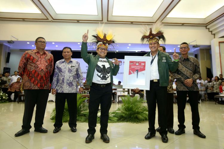 Ketua Umum Partai Kebangkitan Bangsa (PKB) Muhaimin Iskandar (ketiga dari kiri) menunjukkan nomor urut 1 saat Pengambilan Nomor Urut Partai Politik untuk Pemilu 2019 di Gedung Komisi Pemilihan Umum (KPU), Minggu (18/2/2018). Empatbelas partai politik (parpol) nasional dan empat partai politik lokal Aceh lolos verifikasi faktual untuk mengikuti Pemilu 2019.