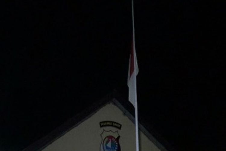Bendera setengah tiang dikibarkan 10 hari di halaman kantor Polres dan Polsek di Majene, Sulawesi Barat sebagai tanda duka cita atas kerusuhan di Mako Brimob Kepala Dua, Depok, Jawa Barat.