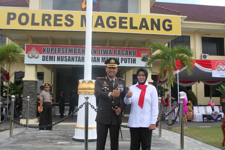 Kapolres Magelang AKBP Hindarsono (kiri) memberikan penghargaan Kepala Unit PPA Satuan Reskrim Polres Magelang AIPTU Hesti Wulandari, salah satu penyidik yang berhasil mengungkap kasus pembunuhan SMA Taruna Nusantara. Penghargaan diberikan pada HUT 71 Bhanyangkara di mapolres Magelang, Senin (10/7/2017)