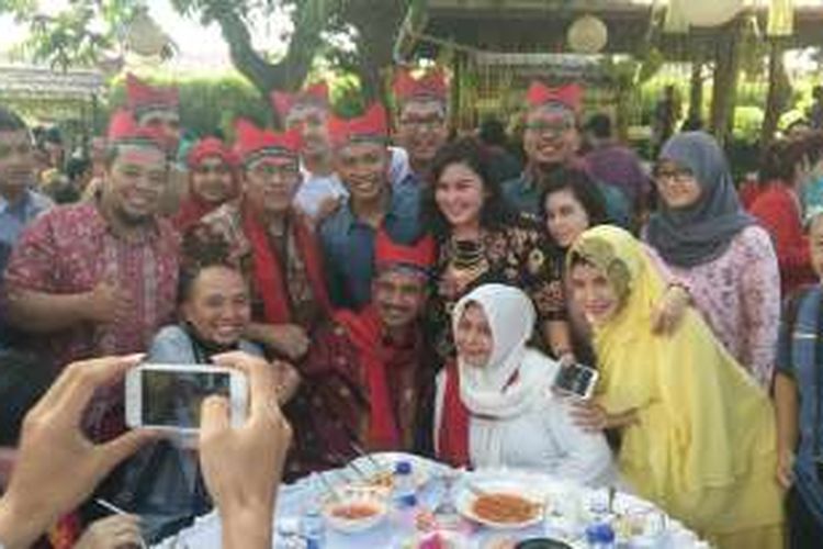 Menteri Pariwisata Banyuwangi diajak selfie oleh para diaspora Banyuwangi di Pendopo Shaba Swagata Blambangan Jumat (8/7/2016)