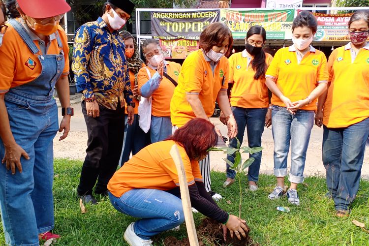 Koperasi Peran Serta Wanita (Koperwan) Bogor bekerja sama dengan Perhutani melaksakan penanaman 300 bibit pohon di lingkungan Perumahan Kota Wisata, Limus Pratama, dan Vila Nusa Indah, Rabu (04/11/2020).