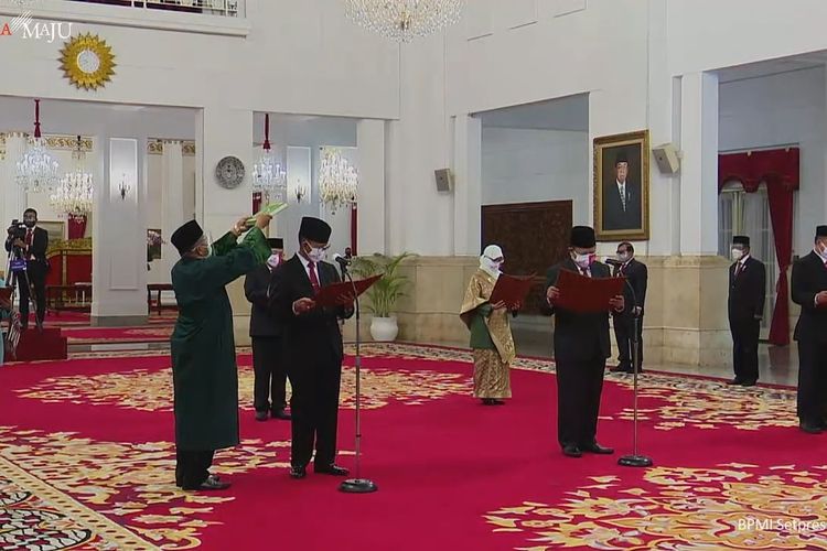 Foto tangkapan layar pengucapan sumpah anggota Komisi Yudisial Masa Jabatan 2020-2025 di Istana Negara, Jakarta, Senin (21/12/2020). 