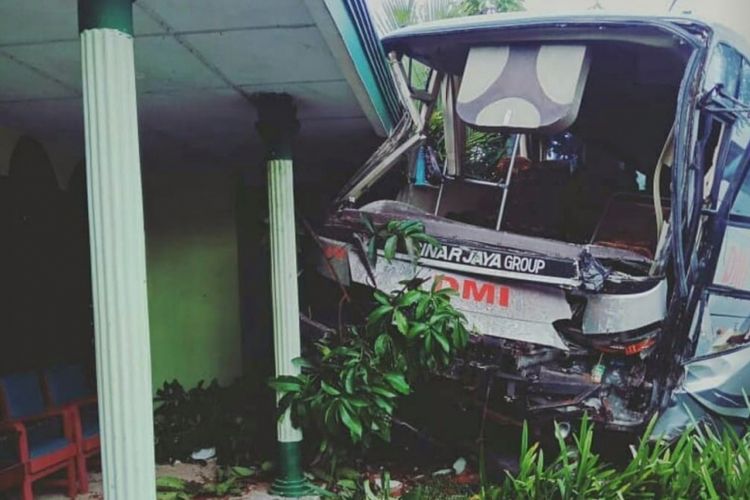 Sebuah bus DMI nomor polisi B-7746-TGA menabrak truk bernomor G-1598-FG di jalan raya Desa Gemuruh, Kecamatan Bawang, Banjarnegara, Jawa Tengah, Jumat (30/11/2018) dini hari.