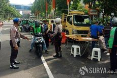 Viral Video Ratusan Ojol Tutup Jalan dan Hentikan Truk Pembawa Sembako Setelah Bansos Dibubarkan Polisi