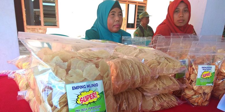 Kenaikan bahan baku buah belinjo membuat ratusan perajin emping belinjo di Desa Purwosari, Magetan, Jatim, kesulitan berproduksi.