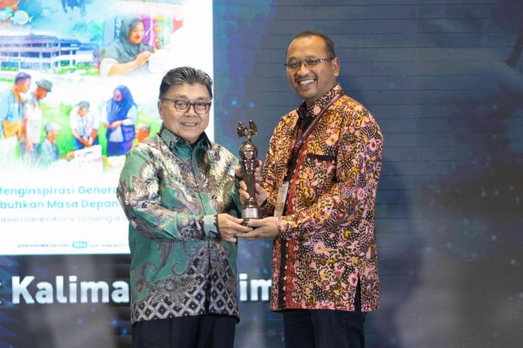 Teguh saat menerima penghargaan untuk Pupuk Kaltim.
