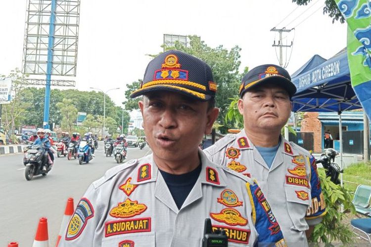 Kabid Keselamatan dan Teknik Sarana Dishub Kota Cirebon Asep Sudrajat (tengah) saat memberikan keterangan di Kota Cirebon, Jawa Barat, Senin (15/4/2024). 
