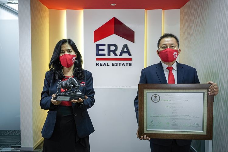 Darmadi Darmawangsa, Direktur Utama PT ERA Graharealty Tbk. memegang Sertifikat Bursa Efek Indonesia dan Aan Andriani Sutrisno, Direktur PT ERA Graharealty Tbk. memegang Patung Ikon Bursa Efek Indonesia.