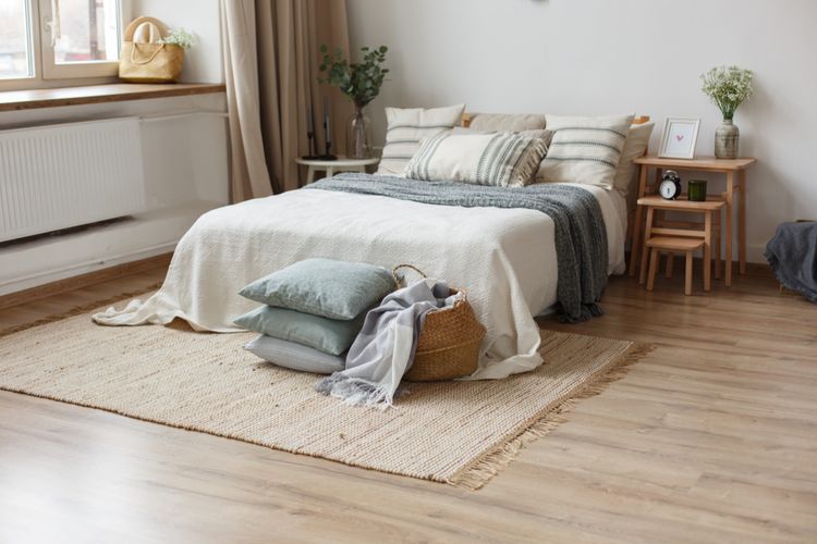 Ilustrasi kamar tidur bergaya Skandinavia dengan lantai kayu