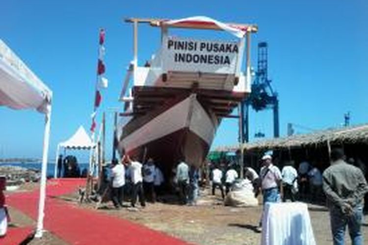 KLM Pinisi Pusaka Indonesia ditarik ke laut di Tanjung Pandang, depan Benteng Fort Rotterdam, Makassar, Rabu (26/8/2015).