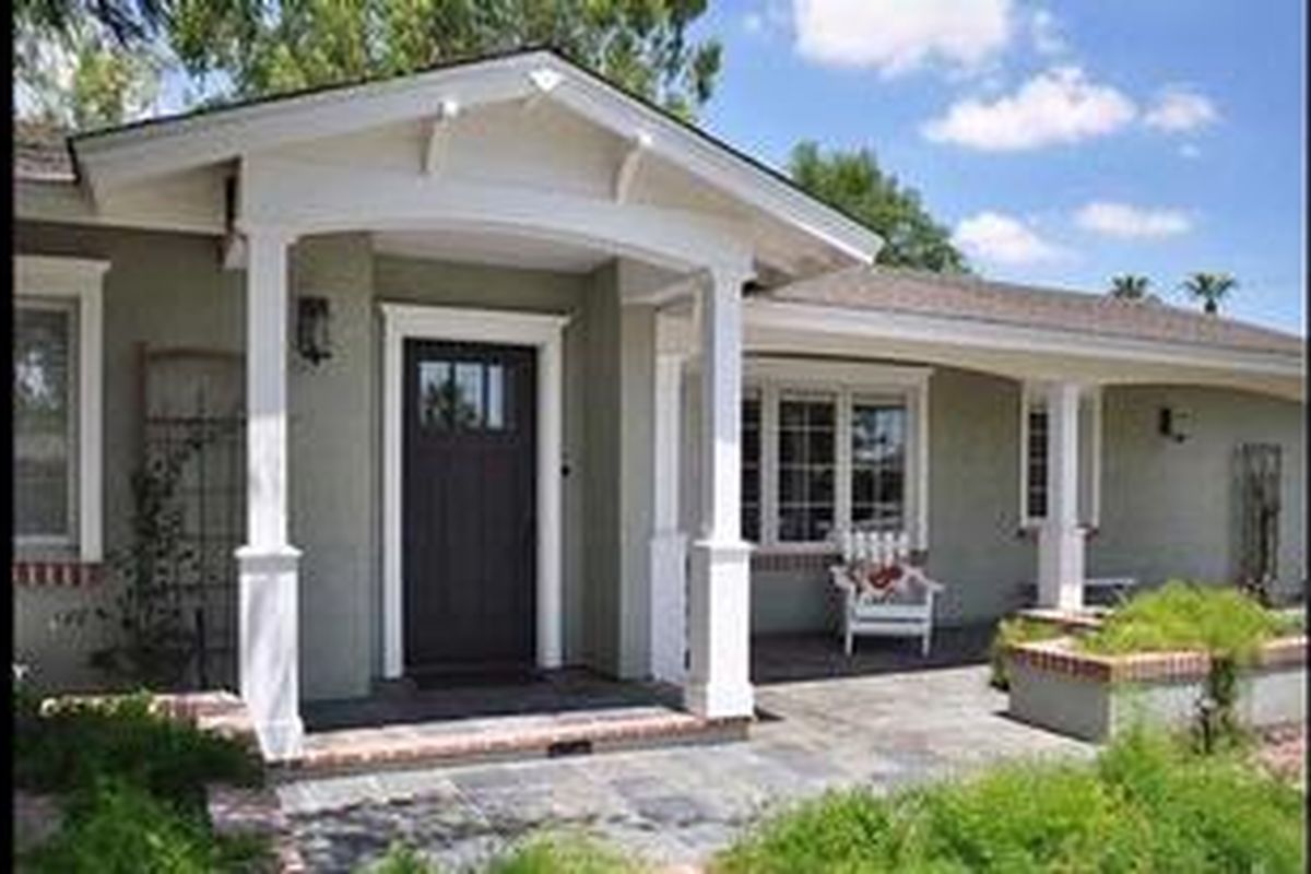 Memadukan warna hitam dengan abu-abu akan membuat rumah tampak modern dan canggih. Hitam, putih, dan abu-abu merupakan warna eksterior modern. Anda dapat menggunakan nuansa warna abu-abu manapun yang Anda suka.