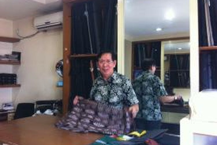 Rusman pemilik Feng Sin Tailor, penjahit pakaian para pejabat, termasuk pakaian presiden terpilih Joko Widodo dan Wakil Gubernur DKI Jakarta Basuki Tjahaja Purnama.