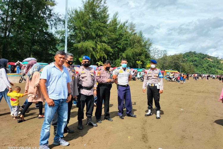 Petugas keamanan bersiaga jika ditemukan praktek pungli di kawasan Pantai Air Manis Padang.