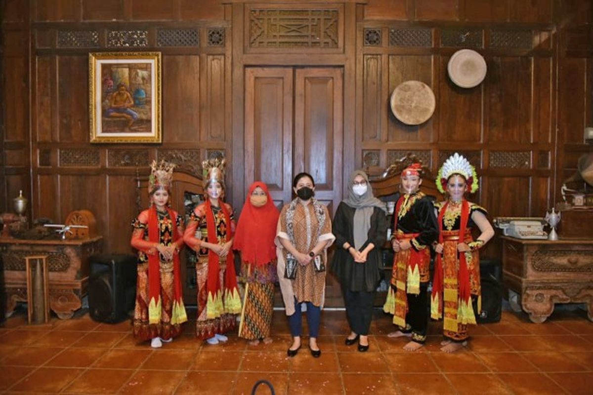 Ketua DPR RI Dr. (H.C.) Puan Maharani saat berkunjung ke Sanggar Genjah Arum, Desa Kemiren, Banyuwangi, Jatim, Senin (1/2/2021). Foto : Ist/nvl