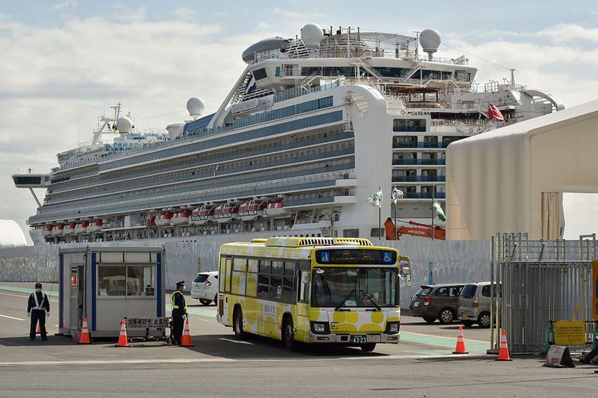 Bus mengangkut para penumpang kapal pesiar Diamond Princess yang dinyatakan tidak negatif virus corona keluar setelah menjalani karantina, di Terminal Daikoku Pier Cruise di Yokohama, Jepang, Rabu (19/2/2020). Setidaknya 500 penumpang diizinkan keluar setelah dikarantina selama 14 hari, menyusul kabar terdapat 542 penularan positif corona di dalam kapal tersebut.