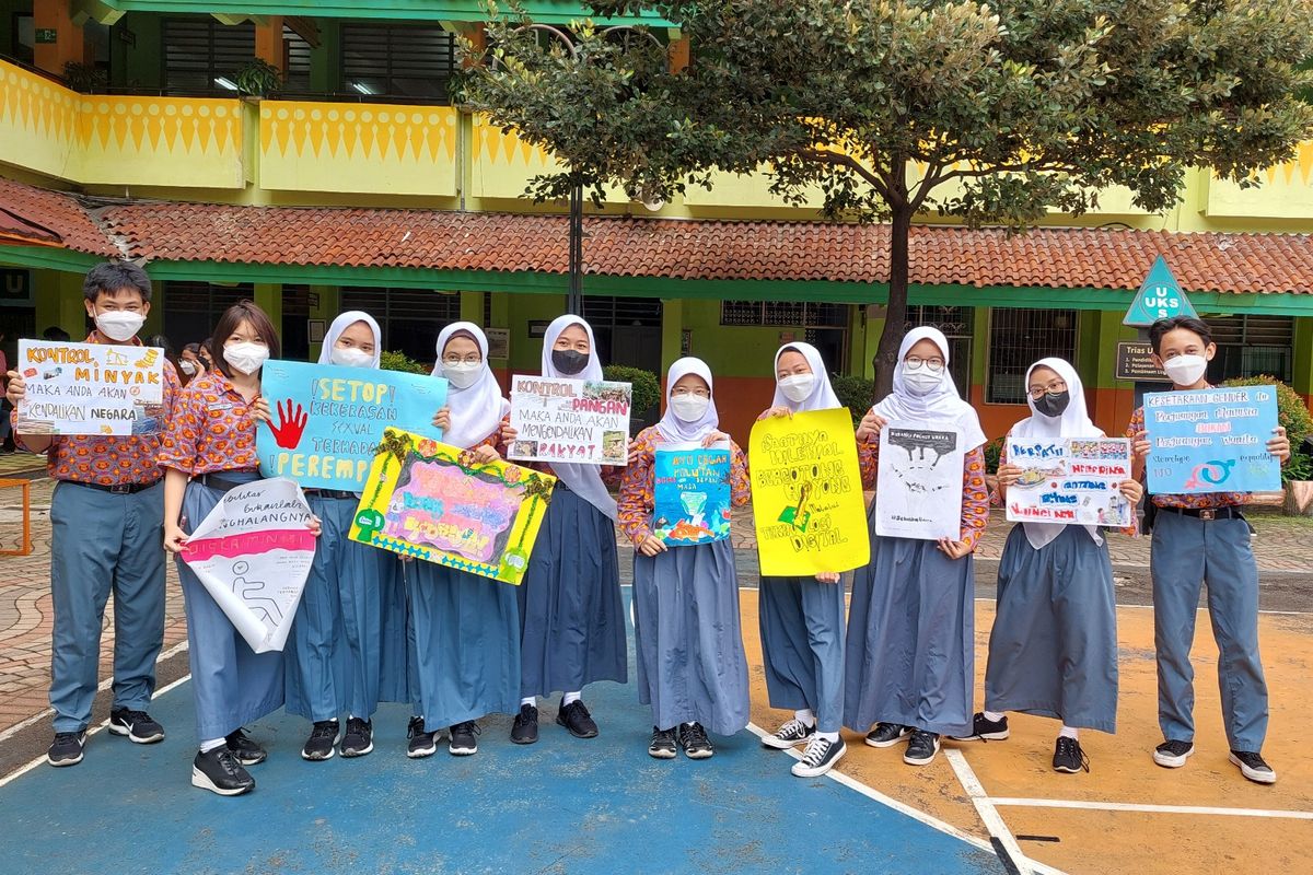 Sejumlah siswa kelas X di SMA 78 Jakarta antusias mengerjakan tugas di halaman sekolah pada PTM 100 persen hari pertama setelah libur Lebaran, Kamis (12/5/2022)