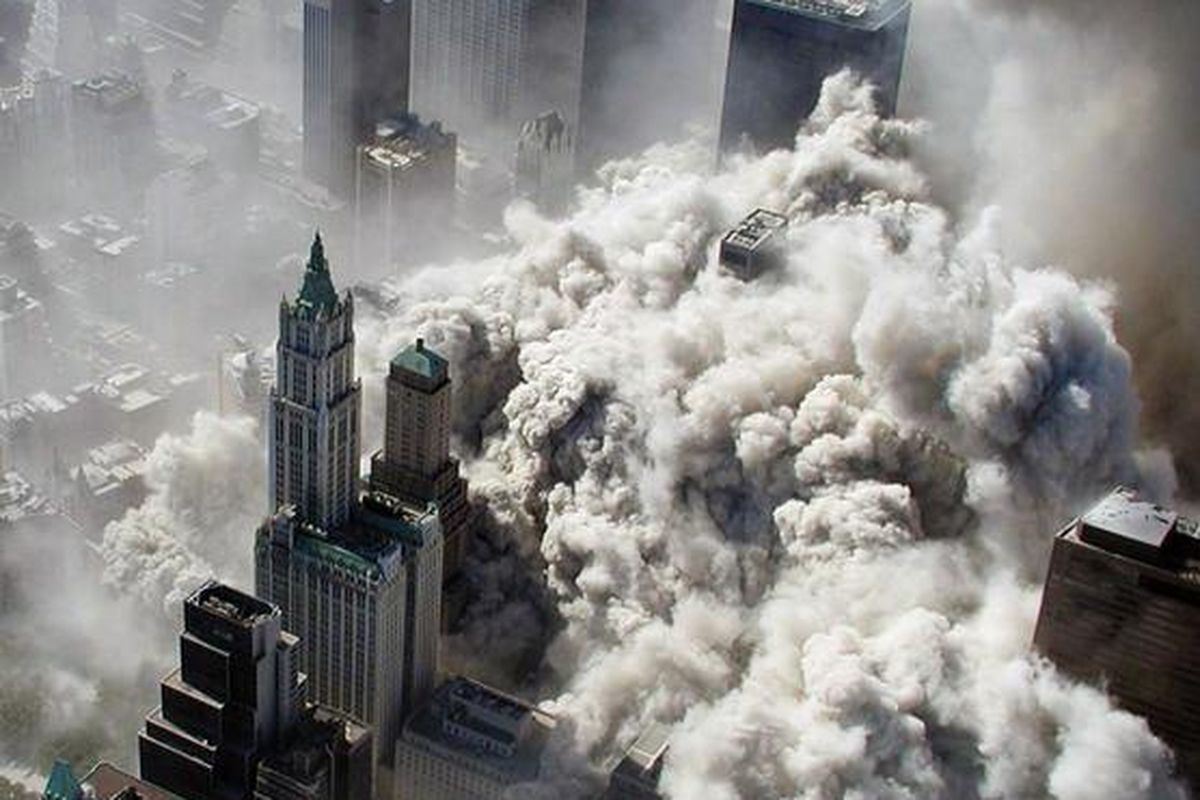 Dokumentasi New York Police Department (NYPD) diambil dari udara menunjukkan kepulan debu dan asap tak lama setelah serangan yang meruntuhkan menara World Trade Center di pusat kota Manhattan, New York, (11/9/2001).