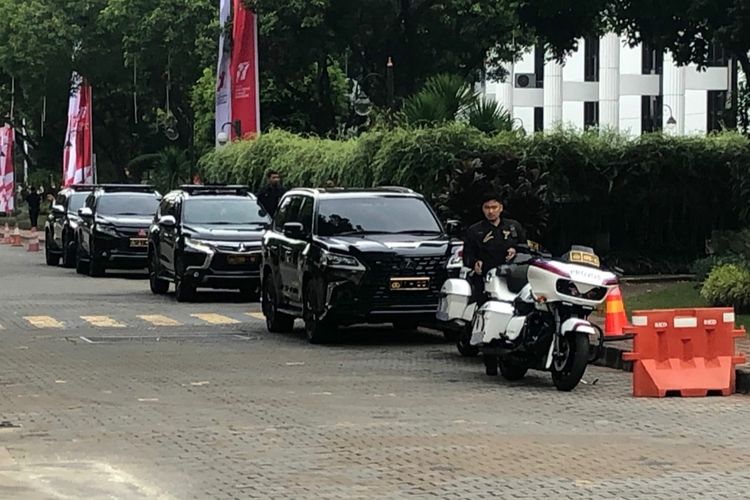 Mobil rombongan Kapolri Listyo Sigit Prabowo tampak diparkir di samping gedung Kementerian Sekretariat Negara (Kemensetneg), Jumat (26/8/2022).