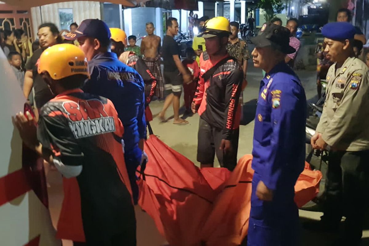 Mayat pria yang ditemukan mengapung di muara Bengawan Solo di Desa Pangkahkulon, Kecamatan Ujungpangkah, Gresik, Jawa Timur, saat sedang dievakuasi menuju rumah sakit. *** Local Caption *** Mayat pria yang ditemukan mengapung di muara Bengawan Solo di Desa Pangkahkulon, Kecamatan Ujungpangkah, Gresik, Jawa Timur, saat sedang dievakuasi menuju rumah sakit.