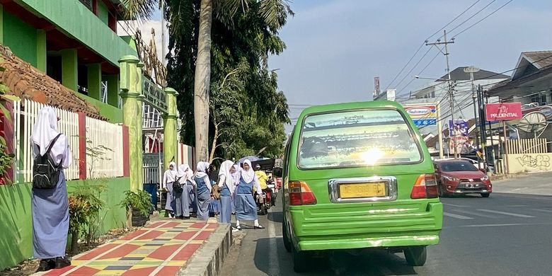 Angkot di Bandar Lampung menunggu penumpang di depan sekolah di Jalan Gatot Subroto, Senin (30/10/2023).