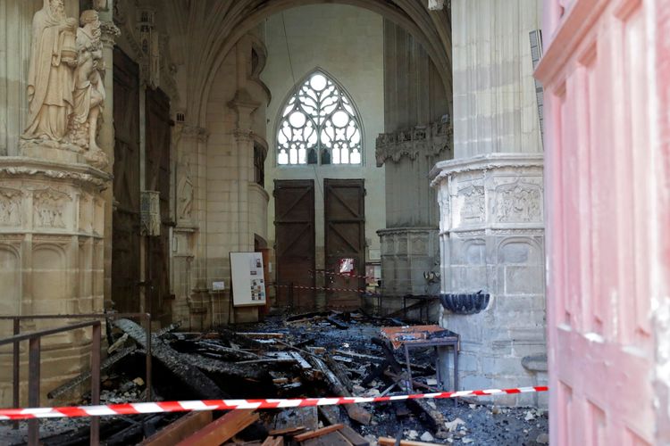 Puing-puing akibat kebakaran di Katedral St Pierre dan St Paul di Nantes, Perancis, pada Sabtu (18/7/2020).