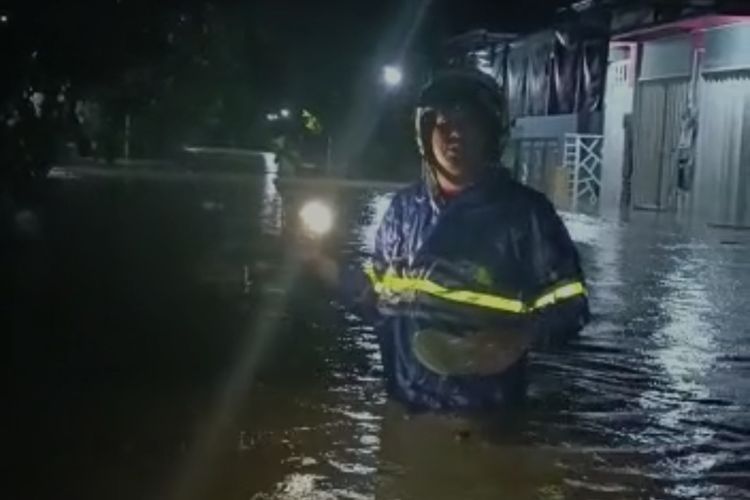 Perumahan Mangkang Indah Kelurahan Wonosari, Kecamatan Ngaliyan, Kota Semarang direndam banjir. Minggu (6/11/2022)