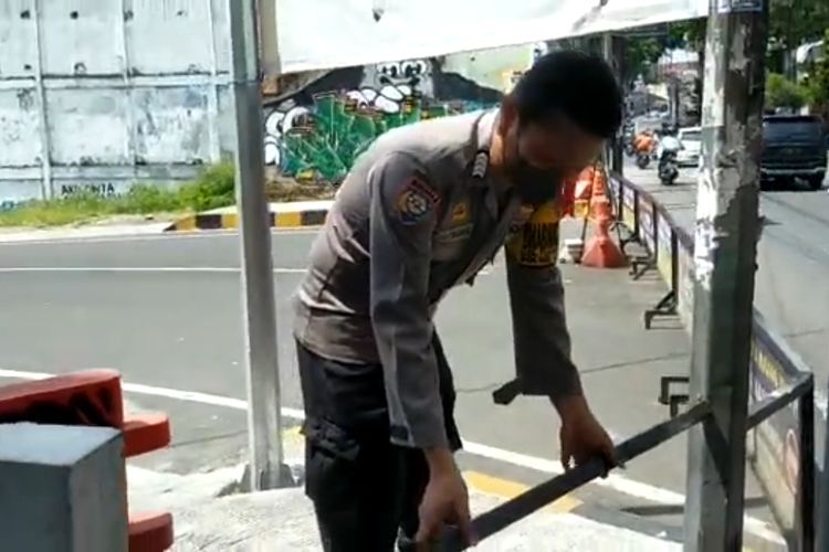 Video dari akun Twitter @yusufgunawan pada Minggu (24/4/2022) berdurasi 45 detik terlihat salah satu petugas Kepolisian yang memegang besi bekas pengerusakan ujung pembatas jalan Jembatan Tunggulmas.  