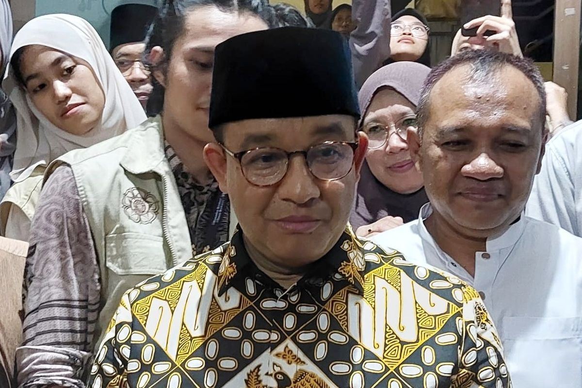 Anies Baswedan saat menemui wartawan usai mengisi ceramah di Masjid Kampus UGM, Senin (03/03/2025) malam.