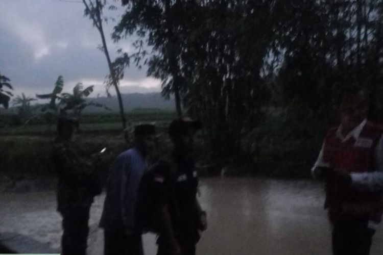Anggota BPBD Kabupaten Semarang dan warga menyisir sungai mencari korban hanyut