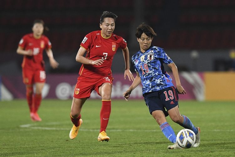 Pemain China Wang Xiaoxue (kiri) dan pemain Jepang Riko Ueki memperebutkan bola dalam semifinal sepak bola Piala Asia Wanita 2022 antara China vs Jepang di Pune pada 3 Februari 2022.