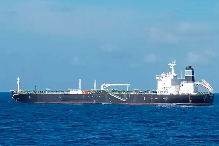 Kapal tanker MT Strovolos berbendera Bahama di perairan Kepulauan Riau, Indonesia, 25 Agustus 2021.