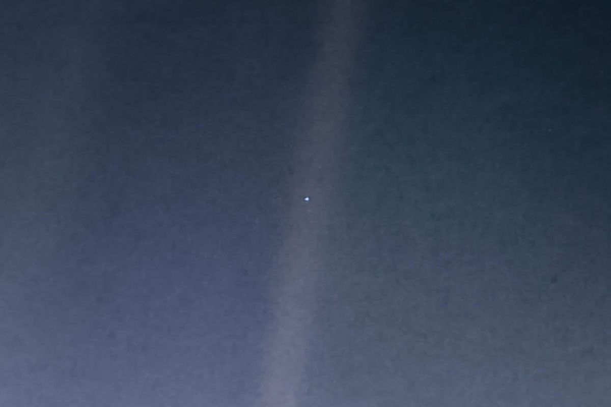 Foto Pale Blue Dot yang memperlihatkan kecilnya ukuran bumi di dalam semesta
