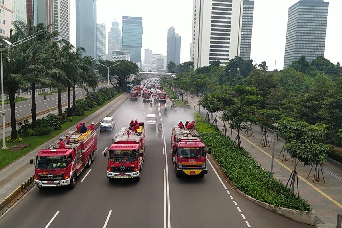 Suku Dinas Penanggulang Kebakaran dan Penyelamatan (Sudin PKP) Jakarta Pusat melakukan penyemprotan carian disinfektan di kawasan Jl. MH Thamrin, Jakarta Pusat.