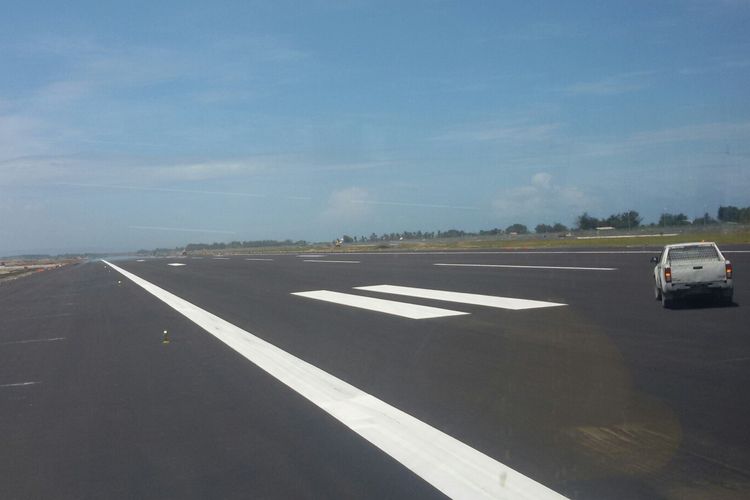 Landasan pacu di Bandar Udara Internasional Yogyakarta, Kulon Progo, DI Yogyakarta. 