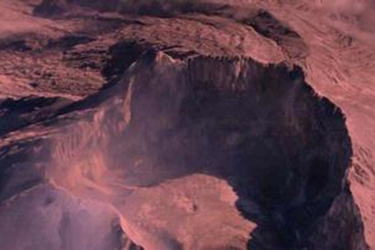 Foto puncak Gunung Merapi Pasca Erupsi 2010, hasil pemotretan pesawat nir awak karya peneliti UGM-Lapan.