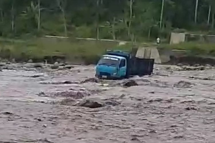 Banjir lahar Gunung Semeru membuat satu unit truk terjebak