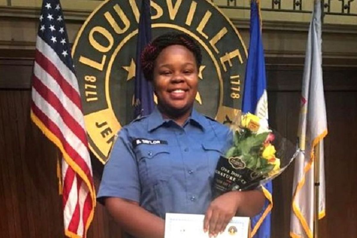 Breonna Taylor, tenaga medis asal Louisville, Kentucy, Amerika Serikat. Dia tewas pada 13 Maret setelah ditembak hingga delapan kali oleh polisi yang menggeledah rumahnya. Namanya kini disebut oleh aktivis dalam demo George Floyd.