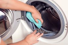 Cara Membersihkan Mesin Cuci yang Kotor, Berbau, dan Berjamur