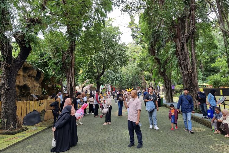 Para pengunjung KBS di H+1 Lebaran, Kamis (11/4/2024).