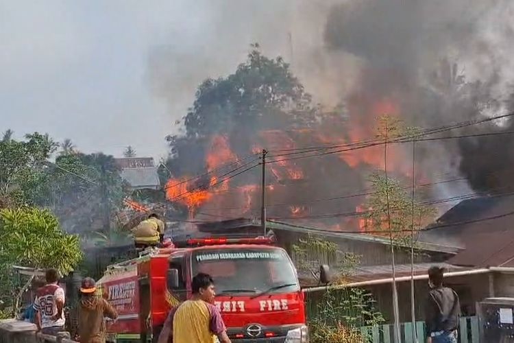 Kebakaran Melalap 2 Rumah di Muna, Penghuni yang Alami Stroke Diselamatkan Warga