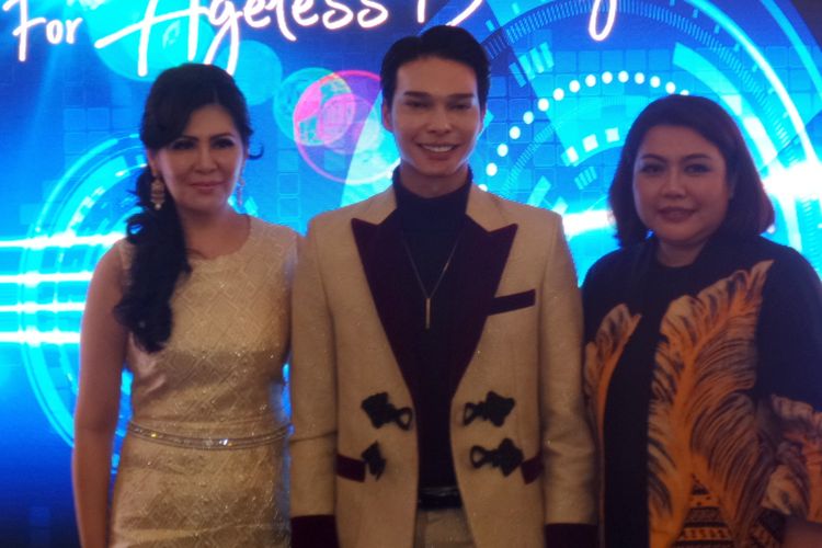 Dean, Profesional Makeup Artist (tengah) bersama Dewi P. Mustakim Founder and President Director Miracle Aesthetic Clinic Group dan dr. Ratna Widyaningsih, Dipl. AAAM pada acara peluncuran tren face reshaping terbaru yaitu EShape untuk jadikan bentuk VShape lebih sempurna dan proporsional di kawasan Cikini, Jakarta Pusat, Rabu (22/1/2020).